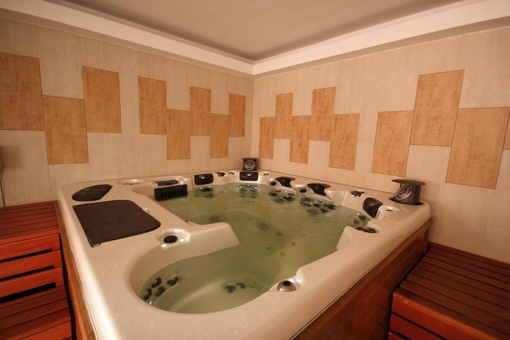 Panorama Wellness Apartman Hotel ハイデゥソボスロー エクステリア 写真