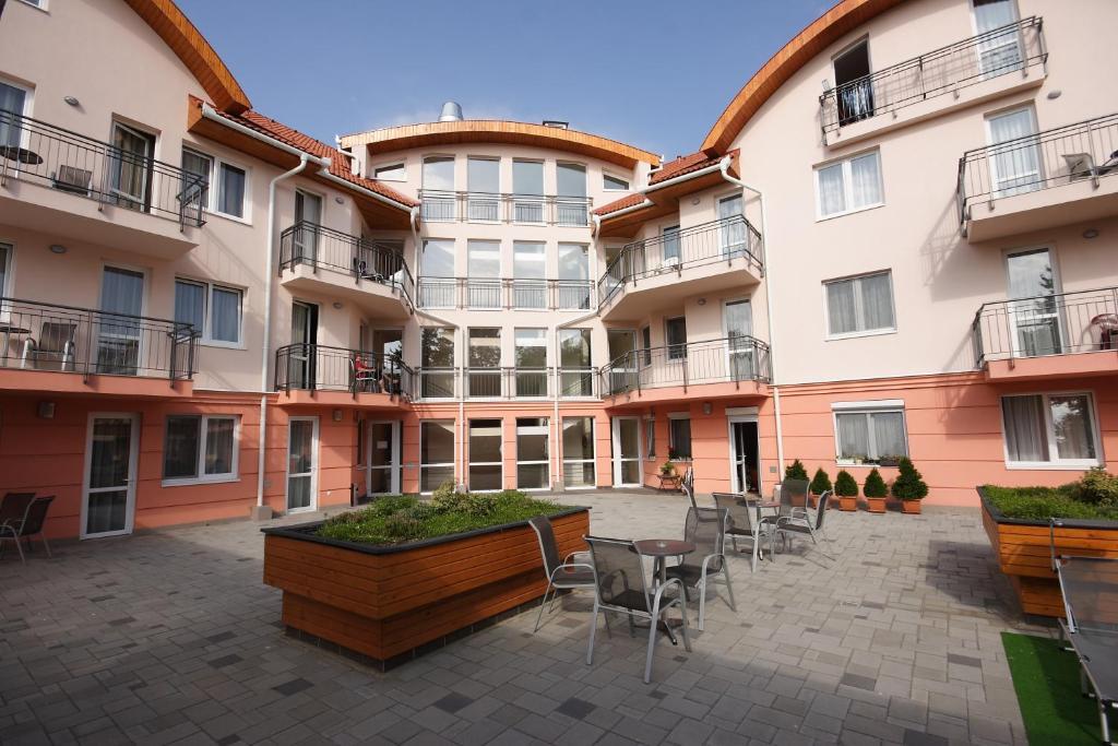 Panorama Wellness Apartman Hotel ハイデゥソボスロー エクステリア 写真